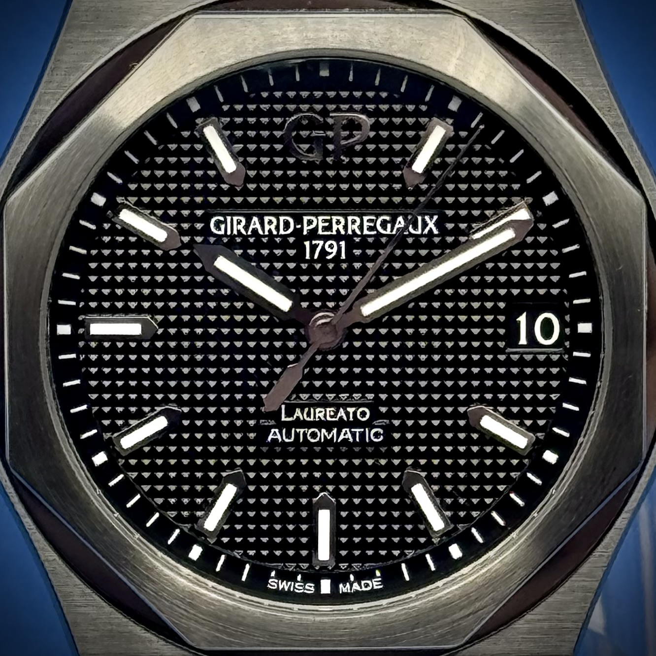 IMG 4273 - Genco Timepieces GIRARD-PERREGAUX Laureato 42MM | Black Dial | Ref. 81010-11-634-11A | Full Set - Image 4