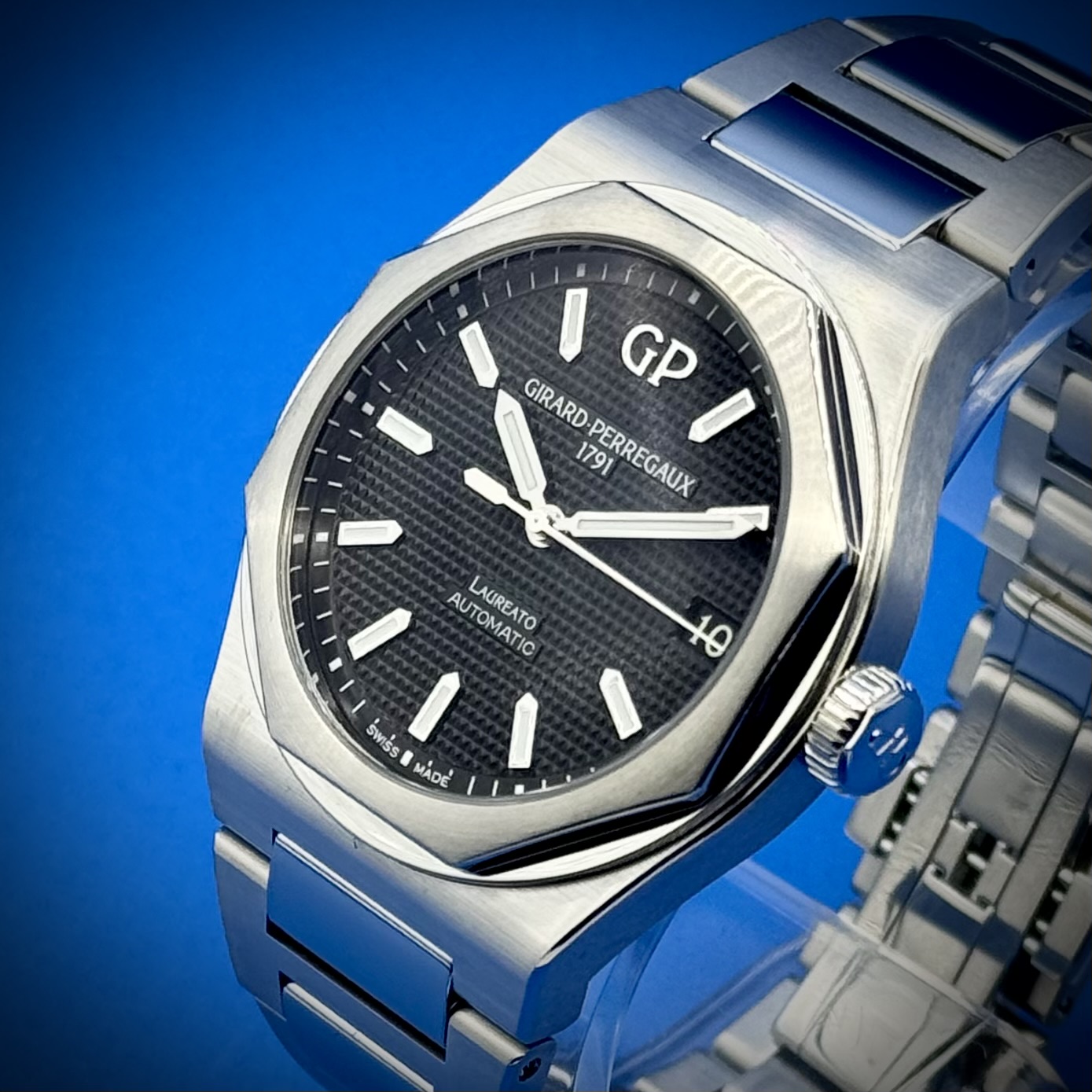 IMG 4278 - Genco Timepieces GIRARD-PERREGAUX Laureato 42MM | Black Dial | Ref. 81010-11-634-11A | Full Set - Image 3